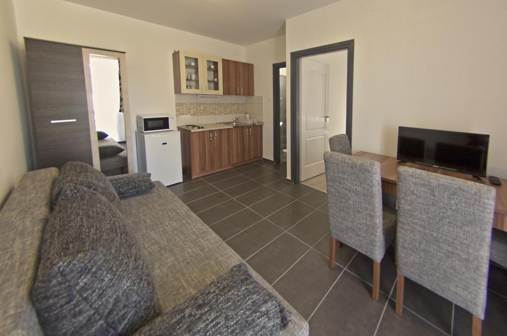 Luca Apartman ショプロン 部屋 写真